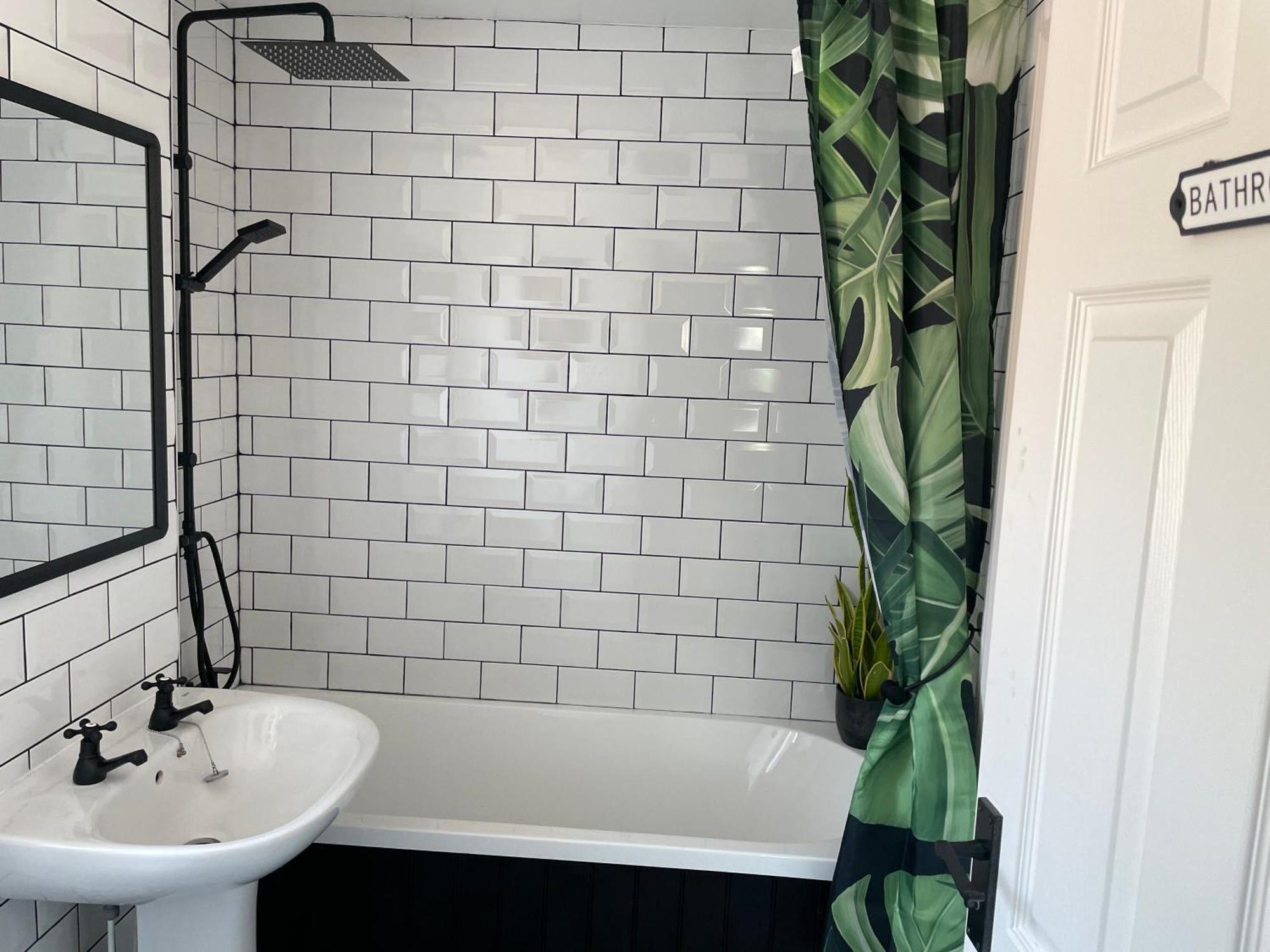 Cosy Home From Home With Private Bathroom - Free Parking 카디프 외부 사진